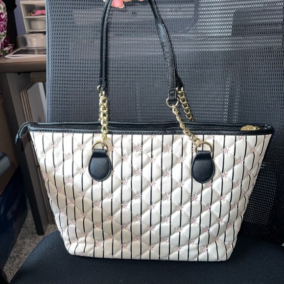 Betsey Johnson stars & stripes bag - Picture 10 of 10